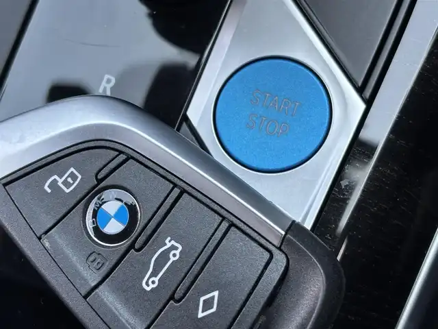 ＢＭＷ ＢＭＷ ｉ４ eDrive40 Mスポーツ 東京都 2022(令4)年 1.4万km アルピンホワイトⅢ サンルーフ　/ライブコックピッドＨＤＤナビカーブドディスプレィ　/＊AppleCarPlay対応/＊BluetoothAudio/合皮アルカンターラ―コンビスポーツシート　/ディフューザー付きエアロ/ＨｉＦｉスピーカーシステム　/前席レザーパワーシート　/＊シートヒーター　/パワーバックドア　/ドラビングアシスト/＊高速道路渋滞時ハンズオフアシスト/＊トラフィックサインアシスト/＊アクティブクルーズコントロール/＊レーンディパーチャーウォーニング/＊衝突回避被害軽減ブレーキ/＊前車接近警告機能/＊ステアリングレーンコントロールアシスト/＊レーンチェンジアシスト/＊レーンキーピング足氏と/AUOTOLEDヘッドライト/ヘッドアップディスプレィ/パーキングセンサー/前後ドライブレコーダー/置くだけ充電/バックカメラ/プッシュエンジンスタート/スペアキーX1/保証書＆取説