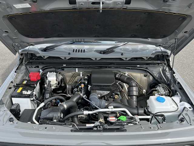 スズキ ジムニー XC 佐賀県 2024(令6)年 0.3万km ミディアムグレー ワンオーナー/4WD/レーンキープアシスト/衝突軽減システム/クルーズコントロール/LEDオートライト／オートマチックハイビーム/オートエアコン/シートヒーター/ETC/布系シート/背面タイヤ/アイドリングストップ/横滑り装置/ダウンヒルアシストコントロール/エアバッグW＋サイド／カーテンエアバッグ革巻きステアリング/電格ウィンカーミラー/プッシュスタート