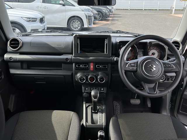 スズキ ジムニー XC 佐賀県 2024(令6)年 0.3万km ミディアムグレー ワンオーナー/4WD/レーンキープアシスト/衝突軽減システム/クルーズコントロール/LEDオートライト／オートマチックハイビーム/オートエアコン/シートヒーター/ETC/布系シート/背面タイヤ/アイドリングストップ/横滑り装置/ダウンヒルアシストコントロール/エアバッグW＋サイド／カーテンエアバッグ革巻きステアリング/電格ウィンカーミラー/プッシュスタート
