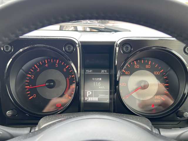 スズキ ジムニー XC 佐賀県 2024(令6)年 0.3万km ミディアムグレー ワンオーナー/4WD/レーンキープアシスト/衝突軽減システム/クルーズコントロール/LEDオートライト／オートマチックハイビーム/オートエアコン/シートヒーター/ETC/布系シート/背面タイヤ/アイドリングストップ/横滑り装置/ダウンヒルアシストコントロール/エアバッグW＋サイド／カーテンエアバッグ革巻きステアリング/電格ウィンカーミラー/プッシュスタート