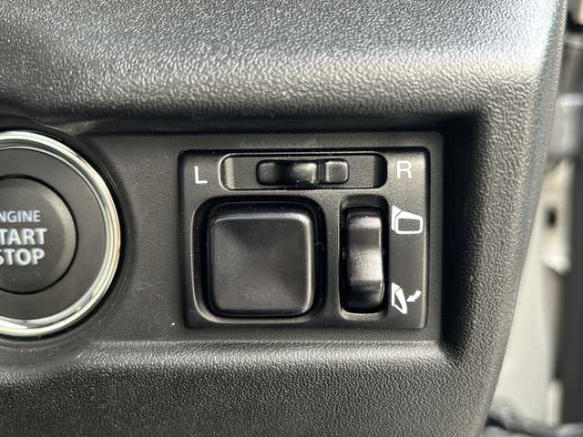スズキ ジムニー XC 佐賀県 2024(令6)年 0.3万km ミディアムグレー ワンオーナー/4WD/レーンキープアシスト/衝突軽減システム/クルーズコントロール/LEDオートライト／オートマチックハイビーム/オートエアコン/シートヒーター/ETC/布系シート/背面タイヤ/アイドリングストップ/横滑り装置/ダウンヒルアシストコントロール/エアバッグW＋サイド／カーテンエアバッグ革巻きステアリング/電格ウィンカーミラー/プッシュスタート