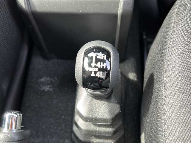 スズキ ジムニー XC 佐賀県 2024(令6)年 0.3万km ミディアムグレー ワンオーナー/4WD/レーンキープアシスト/衝突軽減システム/クルーズコントロール/LEDオートライト／オートマチックハイビーム/オートエアコン/シートヒーター/ETC/布系シート/背面タイヤ/アイドリングストップ/横滑り装置/ダウンヒルアシストコントロール/エアバッグW＋サイド／カーテンエアバッグ革巻きステアリング/電格ウィンカーミラー/プッシュスタート