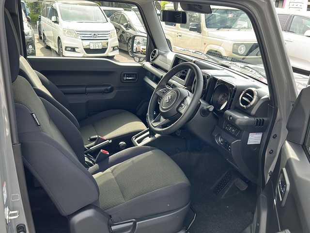 スズキ ジムニー XC 佐賀県 2024(令6)年 0.3万km ミディアムグレー ワンオーナー/4WD/レーンキープアシスト/衝突軽減システム/クルーズコントロール/LEDオートライト／オートマチックハイビーム/オートエアコン/シートヒーター/ETC/布系シート/背面タイヤ/アイドリングストップ/横滑り装置/ダウンヒルアシストコントロール/エアバッグW＋サイド／カーテンエアバッグ革巻きステアリング/電格ウィンカーミラー/プッシュスタート