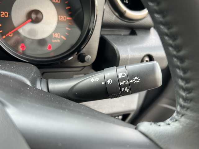 スズキ ジムニー XC 佐賀県 2024(令6)年 0.3万km ミディアムグレー ワンオーナー/4WD/レーンキープアシスト/衝突軽減システム/クルーズコントロール/LEDオートライト／オートマチックハイビーム/オートエアコン/シートヒーター/ETC/布系シート/背面タイヤ/アイドリングストップ/横滑り装置/ダウンヒルアシストコントロール/エアバッグW＋サイド／カーテンエアバッグ革巻きステアリング/電格ウィンカーミラー/プッシュスタート