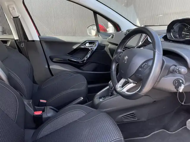 プジョー ２０８ アリュール ファンエディション 長野県 2019(令1)年 1.6万km 赤 パノラミックガラスルーフ/タッチスクリーン　/リアビューカメラ　/Ａｐｐｌｅ　/ＣａｒＰｌａｙ /純正ナビ /フルセグTV /アクティブセーフティブレーキ/クルーズコントロール /純正16インチAW /ETC /保証書