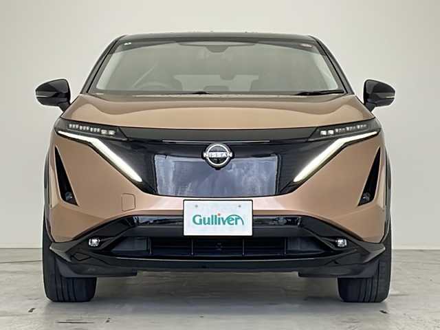 日産 アリア B6 愛知県 2022(令4)年 1.8万km ゴールド プロパイロット/衝突軽減システム/BOSEプレミアムサウンド/純正１２．３型ディスプレイオーディオ（ナビあり）/三眼LEDヘッドライト/全方位カメラ/サンルーフ/レーダークルーズコントロール/シートヒーター/フルセグ/Bluetooth/バックカメラ/電動リアゲート/パワーシート/ヘッドアップディスプレイ/コーナーセンサー/純正アルミホイール/ETC2.0/ブラインドスポットモニター/LEDヘッドライト/ステアリングヒーター/インテリジェントミラー/オートマチックハイビーム/ドライブレコーダー