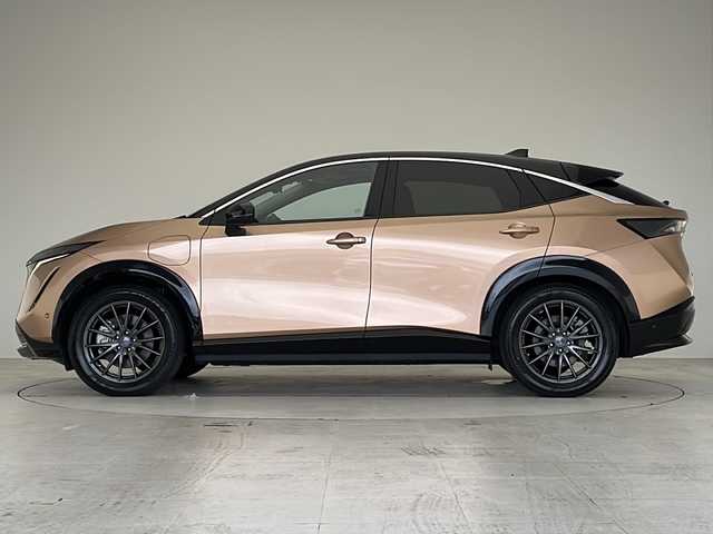 日産 アリア B6 愛知県 2022(令4)年 1.8万km ゴールド プロパイロット/衝突軽減システム/BOSEプレミアムサウンド/純正１２．３型ディスプレイオーディオ（ナビあり）/三眼LEDヘッドライト/全方位カメラ/サンルーフ/レーダークルーズコントロール/シートヒーター/フルセグ/Bluetooth/バックカメラ/電動リアゲート/パワーシート/ヘッドアップディスプレイ/コーナーセンサー/純正アルミホイール/ETC2.0/ブラインドスポットモニター/LEDヘッドライト/ステアリングヒーター/インテリジェントミラー/オートマチックハイビーム/ドライブレコーダー