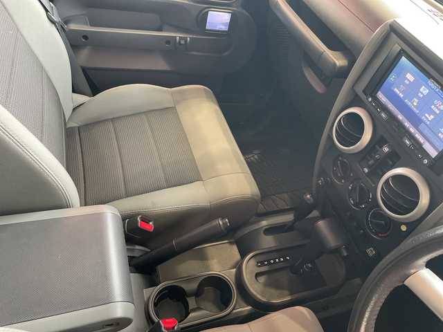 クライスラー・ジープ ジープ ラングラー アンリミテッド サハラ4AT 埼玉県 2010(平22)年 11.6万km 黒 社外ナビ/　　CD/DVD/BT/フルセグTV/サイドカメラ/クルーズコントロール/純正18インチAW/ETC/スペアキー/禁煙車