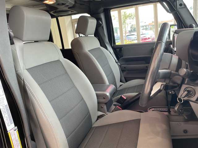 クライスラー・ジープ ジープ ラングラー アンリミテッド サハラ4AT 埼玉県 2010(平22)年 11.6万km 黒 社外ナビ/　　CD/DVD/BT/フルセグTV/サイドカメラ/クルーズコントロール/純正18インチAW/ETC/スペアキー/禁煙車