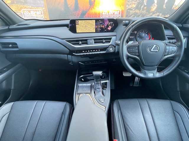 レクサス ＵＸ 200 Fスポーツ 愛知県 2019(平31)年 3.8万km ホワイトノーヴァガラスフレーク 純正メーカーナビ（CD/DVD/フルセグTV/Bluetooth）/パワーバックドア/ステアリングヒーター/前席シートヒーター/前席パワーシート/バックカメラ/前後ドライブレコーダー/レザーシート/革巻きステアリング/ステアリングリモコン/LEDヘッドライト/フォグランプ/オートマチックハイビームハイビーム/ETC2.0/純正18インチアルミホイール/純正フロアマット