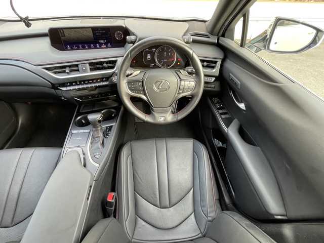 レクサス ＵＸ 200 Fスポーツ 愛知県 2019(平31)年 3.8万km ホワイトノーヴァガラスフレーク 純正メーカーナビ（CD/DVD/フルセグTV/Bluetooth）/パワーバックドア/ステアリングヒーター/前席シートヒーター/前席パワーシート/バックカメラ/前後ドライブレコーダー/レザーシート/革巻きステアリング/ステアリングリモコン/LEDヘッドライト/フォグランプ/オートマチックハイビームハイビーム/ETC2.0/純正18インチアルミホイール/純正フロアマット