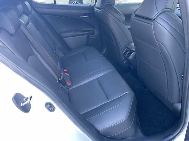 レクサス ＵＸ 200 Fスポーツ 愛知県 2019(平31)年 3.8万km ホワイトノーヴァガラスフレーク 純正メーカーナビ（CD/DVD/フルセグTV/Bluetooth）/パワーバックドア/ステアリングヒーター/前席シートヒーター/前席パワーシート/バックカメラ/前後ドライブレコーダー/レザーシート/革巻きステアリング/ステアリングリモコン/LEDヘッドライト/フォグランプ/オートマチックハイビームハイビーム/ETC2.0/純正18インチアルミホイール/純正フロアマット