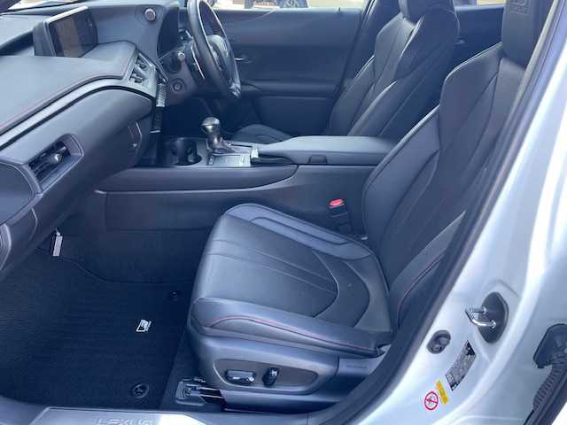 レクサス ＵＸ 200 Fスポーツ 愛知県 2019(平31)年 3.8万km ホワイトノーヴァガラスフレーク 純正メーカーナビ（CD/DVD/フルセグTV/Bluetooth）/パワーバックドア/ステアリングヒーター/前席シートヒーター/前席パワーシート/バックカメラ/前後ドライブレコーダー/レザーシート/革巻きステアリング/ステアリングリモコン/LEDヘッドライト/フォグランプ/オートマチックハイビームハイビーム/ETC2.0/純正18インチアルミホイール/純正フロアマット