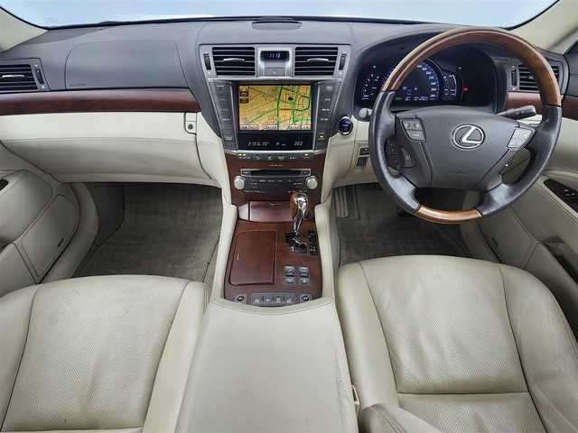 レクサス ＬＳ 600h Iパッケージ 愛知県 2012(平24)年 10.2万km ダークグレーマイカ 前方ミリ波レーダー方式プリクラッシュセーフティシステム・レーダークルーズコントロール（ブレーキ制御付）/ムーンルーフ・アルカンターラルーフ/保証書・取説・ナビ取説/Egプッシュスタート/カードキー＆スマートキー/ハイトコントロール（エアサス）/ドライブモードセレクト/MTモード付AT/本木目/革巻ステアリング・ヒーター・電動チルト・ステアリングスイッチ/アイボリーセミアニリンレザーシート/全席パワーシート＆ヒーター＆ベンチレーター/後席マッサージャー・オートサンシェード（リアウィンド＆リア）/純正HDDナビ・プレミアムサウンドシステム（10スピーカー）/DVD/CD/MSV/BT/USB/AUX・キャンセラー/バックカメラ・クリアランスソナー/純正ビルトインETC/純正フロントドラレコ/全ドア＆バックドアイージークロージャー/LEDヘッドライト・インテリジェントAFS・ヘッドライトクリーナー・フォグ/AUTOHOLD/ラゲッジネット/純正18インチアルミ/サイド＆カーテン＆ニーエアバック