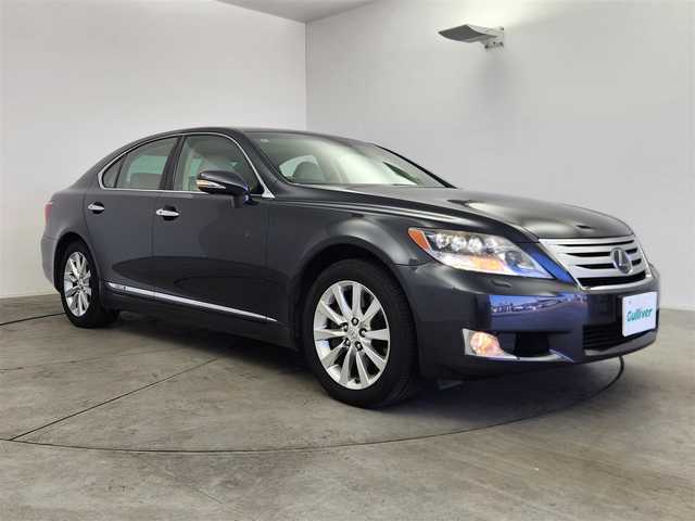 レクサス ＬＳ 600h Iパッケージ 愛知県 2012(平24)年 10.2万km ダークグレーマイカ 前方ミリ波レーダー方式プリクラッシュセーフティシステム・レーダークルーズコントロール（ブレーキ制御付）/ムーンルーフ・アルカンターラルーフ/保証書・取説・ナビ取説/Egプッシュスタート/カードキー＆スマートキー/ハイトコントロール（エアサス）/ドライブモードセレクト/MTモード付AT/本木目/革巻ステアリング・ヒーター・電動チルト・ステアリングスイッチ/アイボリーセミアニリンレザーシート/全席パワーシート＆ヒーター＆ベンチレーター/後席マッサージャー・オートサンシェード（リアウィンド＆リア）/純正HDDナビ・プレミアムサウンドシステム（10スピーカー）/DVD/CD/MSV/BT/USB/AUX・キャンセラー/バックカメラ・クリアランスソナー/純正ビルトインETC/純正フロントドラレコ/全ドア＆バックドアイージークロージャー/LEDヘッドライト・インテリジェントAFS・ヘッドライトクリーナー・フォグ/AUTOHOLD/ラゲッジネット/純正18インチアルミ/サイド＆カーテン＆ニーエアバック