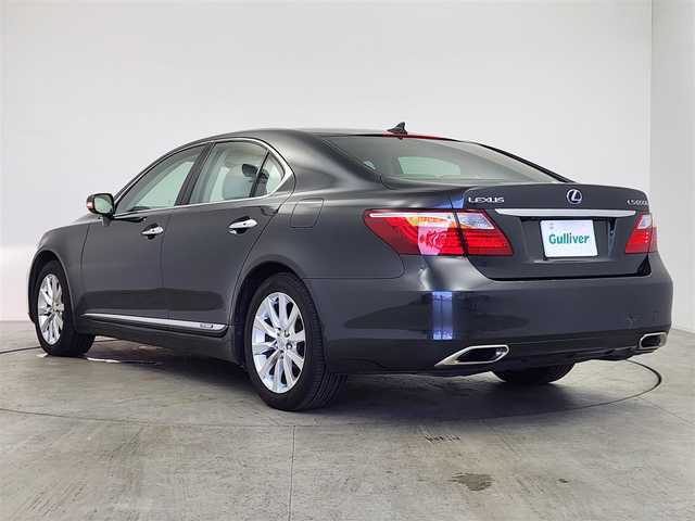 レクサス ＬＳ 600h Iパッケージ 愛知県 2012(平24)年 10.2万km ダークグレーマイカ 前方ミリ波レーダー方式プリクラッシュセーフティシステム・レーダークルーズコントロール（ブレーキ制御付）/ムーンルーフ・アルカンターラルーフ/保証書・取説・ナビ取説/Egプッシュスタート/カードキー＆スマートキー/ハイトコントロール（エアサス）/ドライブモードセレクト/MTモード付AT/本木目/革巻ステアリング・ヒーター・電動チルト・ステアリングスイッチ/アイボリーセミアニリンレザーシート/全席パワーシート＆ヒーター＆ベンチレーター/後席マッサージャー・オートサンシェード（リアウィンド＆リア）/純正HDDナビ・プレミアムサウンドシステム（10スピーカー）/DVD/CD/MSV/BT/USB/AUX・キャンセラー/バックカメラ・クリアランスソナー/純正ビルトインETC/純正フロントドラレコ/全ドア＆バックドアイージークロージャー/LEDヘッドライト・インテリジェントAFS・ヘッドライトクリーナー・フォグ/AUTOHOLD/ラゲッジネット/純正18インチアルミ/サイド＆カーテン＆ニーエアバック