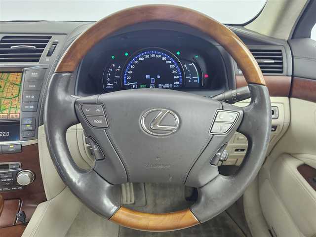 レクサス ＬＳ 600h Iパッケージ 愛知県 2012(平24)年 10.2万km ダークグレーマイカ 前方ミリ波レーダー方式プリクラッシュセーフティシステム・レーダークルーズコントロール（ブレーキ制御付）/ムーンルーフ・アルカンターラルーフ/保証書・取説・ナビ取説/Egプッシュスタート/カードキー＆スマートキー/ハイトコントロール（エアサス）/ドライブモードセレクト/MTモード付AT/本木目/革巻ステアリング・ヒーター・電動チルト・ステアリングスイッチ/アイボリーセミアニリンレザーシート/全席パワーシート＆ヒーター＆ベンチレーター/後席マッサージャー・オートサンシェード（リアウィンド＆リア）/純正HDDナビ・プレミアムサウンドシステム（10スピーカー）/DVD/CD/MSV/BT/USB/AUX・キャンセラー/バックカメラ・クリアランスソナー/純正ビルトインETC/純正フロントドラレコ/全ドア＆バックドアイージークロージャー/LEDヘッドライト・インテリジェントAFS・ヘッドライトクリーナー・フォグ/AUTOHOLD/ラゲッジネット/純正18インチアルミ/サイド＆カーテン＆ニーエアバック