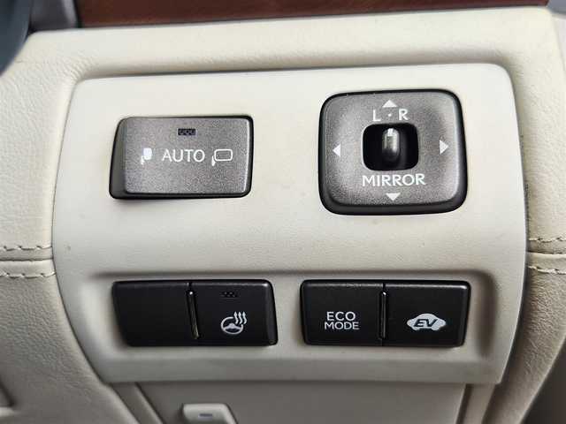 レクサス ＬＳ 600h Iパッケージ 愛知県 2012(平24)年 10.2万km ダークグレーマイカ 前方ミリ波レーダー方式プリクラッシュセーフティシステム・レーダークルーズコントロール（ブレーキ制御付）/ムーンルーフ・アルカンターラルーフ/保証書・取説・ナビ取説/Egプッシュスタート/カードキー＆スマートキー/ハイトコントロール（エアサス）/ドライブモードセレクト/MTモード付AT/本木目/革巻ステアリング・ヒーター・電動チルト・ステアリングスイッチ/アイボリーセミアニリンレザーシート/全席パワーシート＆ヒーター＆ベンチレーター/後席マッサージャー・オートサンシェード（リアウィンド＆リア）/純正HDDナビ・プレミアムサウンドシステム（10スピーカー）/DVD/CD/MSV/BT/USB/AUX・キャンセラー/バックカメラ・クリアランスソナー/純正ビルトインETC/純正フロントドラレコ/全ドア＆バックドアイージークロージャー/LEDヘッドライト・インテリジェントAFS・ヘッドライトクリーナー・フォグ/AUTOHOLD/ラゲッジネット/純正18インチアルミ/サイド＆カーテン＆ニーエアバック