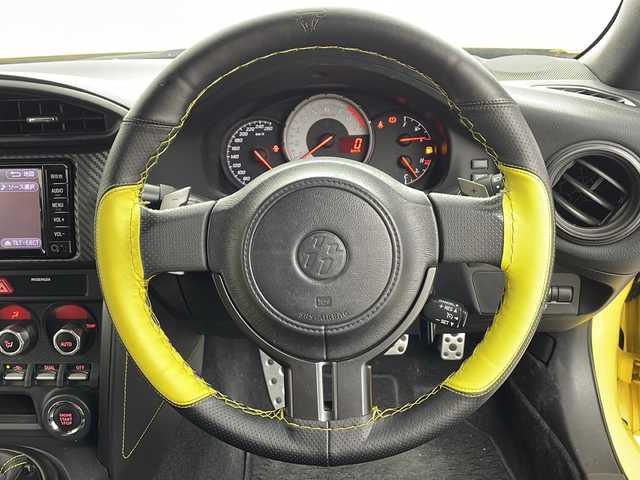 トヨタ ８６ GT イエローLTD エアロPKG 愛知県 2015(平27)年 3.9万km 黄 /禁煙車//特別仕様車”Yellow Limited”//外装特別色”サンライズイエロー(C2Z)”//エアロパッケージ//純正ナビ(NSCD-W66)//フルセグTV//バックカメラ//ETC//フロント・リヤバンパースポイラー//サイドスポイラー//大型リヤスポイラー//純正17インチアルミ(ブラック塗装)//本革×アルカンターラシート//前席シートヒーター//内装イエローステッチ//内装キャストブラック加飾//アルカンターラメーターバイザー//純正フロアマット//革巻きステアリング//社外ステアリングカバー//プッシュスタート//電動格納ミラー//横滑り防止装置//イモビライザー