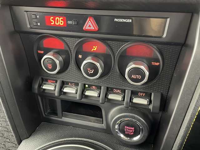 トヨタ ８６ GT イエローLTD エアロPKG 愛知県 2015(平27)年 3.9万km 黄 /禁煙車//特別仕様車”Yellow Limited”//外装特別色”サンライズイエロー(C2Z)”//エアロパッケージ//純正ナビ(NSCD-W66)//フルセグTV//バックカメラ//ETC//フロント・リヤバンパースポイラー//サイドスポイラー//大型リヤスポイラー//純正17インチアルミ(ブラック塗装)//本革×アルカンターラシート//前席シートヒーター//内装イエローステッチ//内装キャストブラック加飾//アルカンターラメーターバイザー//純正フロアマット//革巻きステアリング//社外ステアリングカバー//プッシュスタート//電動格納ミラー//横滑り防止装置//イモビライザー