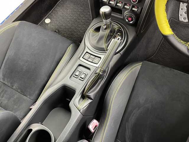 トヨタ ８６ GT イエローLTD エアロPKG 愛知県 2015(平27)年 3.9万km 黄 /禁煙車//特別仕様車”Yellow Limited”//外装特別色”サンライズイエロー(C2Z)”//エアロパッケージ//純正ナビ(NSCD-W66)//フルセグTV//バックカメラ//ETC//フロント・リヤバンパースポイラー//サイドスポイラー//大型リヤスポイラー//純正17インチアルミ(ブラック塗装)//本革×アルカンターラシート//前席シートヒーター//内装イエローステッチ//内装キャストブラック加飾//アルカンターラメーターバイザー//純正フロアマット//革巻きステアリング//社外ステアリングカバー//プッシュスタート//電動格納ミラー//横滑り防止装置//イモビライザー