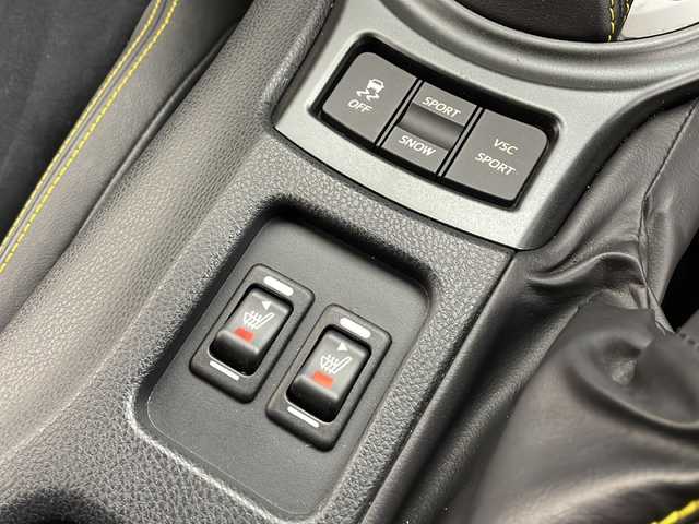 トヨタ ８６ GT イエローLTD エアロPKG 愛知県 2015(平27)年 3.9万km 黄 /禁煙車//特別仕様車”Yellow Limited”//外装特別色”サンライズイエロー(C2Z)”//エアロパッケージ//純正ナビ(NSCD-W66)//フルセグTV//バックカメラ//ETC//フロント・リヤバンパースポイラー//サイドスポイラー//大型リヤスポイラー//純正17インチアルミ(ブラック塗装)//本革×アルカンターラシート//前席シートヒーター//内装イエローステッチ//内装キャストブラック加飾//アルカンターラメーターバイザー//純正フロアマット//革巻きステアリング//社外ステアリングカバー//プッシュスタート//電動格納ミラー//横滑り防止装置//イモビライザー