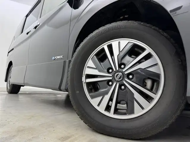 日産 セレナ e－パワー ハイウェイスター V 福岡県 2021(令3)年 6.7万km ダイヤモンドブラック 後席モニター　/純正１０型ナビ　/全方位カメラ　/エマージェンシーブレーキ　/プロパイロット　/両側電動スライドドア　/シートヒーター　/ステアリングヒーター　/デジタルルームミラー　/ＢＳＭ　/ドラレコ　/ＥＴＣ　/ＬＥＤ