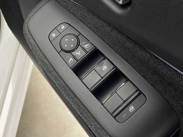 日産 オーラ G FOUR 秋田県 2022(令4)年 4万km ピュアホワイトパール ４WD/ワンオーナー　/純正ナビ【AM/FM/CD/DVD/BT】　/全方位カメラ　/ＥＴＣ　/フルセグＴＶ　/自動パーキングブレーキ　/オートホールド　/横滑り防止装置　/衝突被害軽減システム　/前方ドライブレコーダー　/スマートキー　/スペアキー有り/純正エンジンスターター /前席シートヒーター/EV/D-MODE/USBポート/ステアリングリモコン/ステアリングヒーター/オートライト/電格ミラー/革巻きステアリング/プッシュスタート /純正フロアマット/サイドバイザー /ウィンカーミラー /純正AW/コーナーセンサー