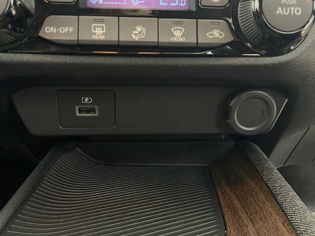 日産 オーラ G FOUR 秋田県 2022(令4)年 4万km ピュアホワイトパール ４WD/ワンオーナー　/純正ナビ【AM/FM/CD/DVD/BT】　/全方位カメラ　/ＥＴＣ　/フルセグＴＶ　/自動パーキングブレーキ　/オートホールド　/横滑り防止装置　/衝突被害軽減システム　/前方ドライブレコーダー　/スマートキー　/スペアキー有り/純正エンジンスターター /前席シートヒーター/EV/D-MODE/USBポート/ステアリングリモコン/ステアリングヒーター/オートライト/電格ミラー/革巻きステアリング/プッシュスタート /純正フロアマット/サイドバイザー /ウィンカーミラー /純正AW/コーナーセンサー