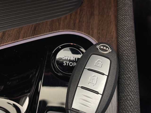 日産 オーラ G FOUR 秋田県 2022(令4)年 4万km ピュアホワイトパール ４WD/ワンオーナー　/純正ナビ【AM/FM/CD/DVD/BT】　/全方位カメラ　/ＥＴＣ　/フルセグＴＶ　/自動パーキングブレーキ　/オートホールド　/横滑り防止装置　/衝突被害軽減システム　/前方ドライブレコーダー　/スマートキー　/スペアキー有り/純正エンジンスターター /前席シートヒーター/EV/D-MODE/USBポート/ステアリングリモコン/ステアリングヒーター/オートライト/電格ミラー/革巻きステアリング/プッシュスタート /純正フロアマット/サイドバイザー /ウィンカーミラー /純正AW/コーナーセンサー