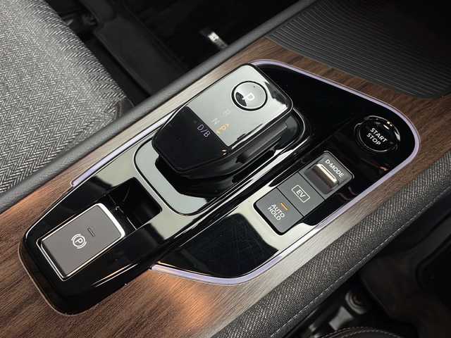 日産 オーラ G FOUR 秋田県 2022(令4)年 4万km ピュアホワイトパール ４WD/ワンオーナー　/純正ナビ【AM/FM/CD/DVD/BT】　/全方位カメラ　/ＥＴＣ　/フルセグＴＶ　/自動パーキングブレーキ　/オートホールド　/横滑り防止装置　/衝突被害軽減システム　/前方ドライブレコーダー　/スマートキー　/スペアキー有り/純正エンジンスターター /前席シートヒーター/EV/D-MODE/USBポート/ステアリングリモコン/ステアリングヒーター/オートライト/電格ミラー/革巻きステアリング/プッシュスタート /純正フロアマット/サイドバイザー /ウィンカーミラー /純正AW/コーナーセンサー