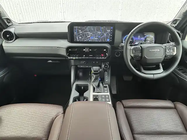 トヨタ ランドクルーザー ２５０ ZX ファーストエディション 栃木県 2024(令6)年 0.4万km プラチナホワイトパールマイカ 丸目型Bi-Beam LED ヘッドランプ（オートレベリング機能付）＋LED クリアランスランプ（おむかえ照明機能付）＆LEDデイタイムランニングランプ/マルチテレインセレクト/電動リヤデフロック/チルト＆スライド電動ムーンルーフ/デジタルインナーミラー/カラーヘッドアップディスプレイ/JBLプレミアムサウンドシステム/ToyotaSafetySense/・プリクラッシュセーフティ/・緊急時操舵支援＋フロントクロスト/ラフィックアラート［FCTA］＋レーンチェンジアシスト［LCA］/・レーントレーシングアシスト［LTA］＋レーンディパーチャー/アラート［LDA］/・レーダークルーズコントロール/・オートマチックハイビーム［AHB］/・ロードサインアシスト［RSA］/・ドライバー異常時対応システム/・プロアクティブドライビングアシスト［PDA］/・発進遅れ告知機能［TMN］/・ブラインドスポットモニター［BSM］＋安心降車アシスト［SEA］＋/後方車両接近告知＋周辺車両接近時サポート＋後方車両への接近警報＋セカンダリーコリジョンブレーキ/トヨタチームメイト/パーキングサポートブレーキ/パノラミックビューモニター/12.3インチナビ