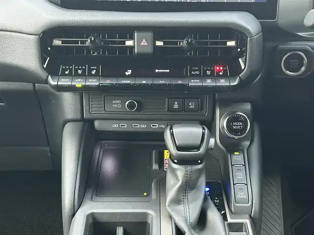 トヨタ ランドクルーザー ２５０ ZX ファーストエディション 栃木県 2024(令6)年 0.4万km プラチナホワイトパールマイカ 丸目型Bi-Beam LED ヘッドランプ（オートレベリング機能付）＋LED クリアランスランプ（おむかえ照明機能付）＆LEDデイタイムランニングランプ/マルチテレインセレクト/電動リヤデフロック/チルト＆スライド電動ムーンルーフ/デジタルインナーミラー/カラーヘッドアップディスプレイ/JBLプレミアムサウンドシステム/ToyotaSafetySense/・プリクラッシュセーフティ/・緊急時操舵支援＋フロントクロスト/ラフィックアラート［FCTA］＋レーンチェンジアシスト［LCA］/・レーントレーシングアシスト［LTA］＋レーンディパーチャー/アラート［LDA］/・レーダークルーズコントロール/・オートマチックハイビーム［AHB］/・ロードサインアシスト［RSA］/・ドライバー異常時対応システム/・プロアクティブドライビングアシスト［PDA］/・発進遅れ告知機能［TMN］/・ブラインドスポットモニター［BSM］＋安心降車アシスト［SEA］＋/後方車両接近告知＋周辺車両接近時サポート＋後方車両への接近警報＋セカンダリーコリジョンブレーキ/トヨタチームメイト/パーキングサポートブレーキ/パノラミックビューモニター/12.3インチナビ