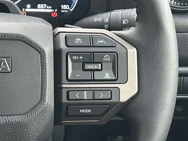 トヨタ ランドクルーザー ２５０ ZX ファーストエディション 栃木県 2024(令6)年 0.4万km プラチナホワイトパールマイカ 丸目型Bi-Beam LED ヘッドランプ（オートレベリング機能付）＋LED クリアランスランプ（おむかえ照明機能付）＆LEDデイタイムランニングランプ/マルチテレインセレクト/電動リヤデフロック/チルト＆スライド電動ムーンルーフ/デジタルインナーミラー/カラーヘッドアップディスプレイ/JBLプレミアムサウンドシステム/ToyotaSafetySense/・プリクラッシュセーフティ/・緊急時操舵支援＋フロントクロスト/ラフィックアラート［FCTA］＋レーンチェンジアシスト［LCA］/・レーントレーシングアシスト［LTA］＋レーンディパーチャー/アラート［LDA］/・レーダークルーズコントロール/・オートマチックハイビーム［AHB］/・ロードサインアシスト［RSA］/・ドライバー異常時対応システム/・プロアクティブドライビングアシスト［PDA］/・発進遅れ告知機能［TMN］/・ブラインドスポットモニター［BSM］＋安心降車アシスト［SEA］＋/後方車両接近告知＋周辺車両接近時サポート＋後方車両への接近警報＋セカンダリーコリジョンブレーキ/トヨタチームメイト/パーキングサポートブレーキ/パノラミックビューモニター/12.3インチナビ