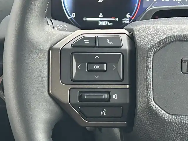 トヨタ ランドクルーザー ２５０ ZX ファーストエディション 栃木県 2024(令6)年 0.4万km プラチナホワイトパールマイカ 丸目型Bi-Beam LED ヘッドランプ（オートレベリング機能付）＋LED クリアランスランプ（おむかえ照明機能付）＆LEDデイタイムランニングランプ/マルチテレインセレクト/電動リヤデフロック/チルト＆スライド電動ムーンルーフ/デジタルインナーミラー/カラーヘッドアップディスプレイ/JBLプレミアムサウンドシステム/ToyotaSafetySense/・プリクラッシュセーフティ/・緊急時操舵支援＋フロントクロスト/ラフィックアラート［FCTA］＋レーンチェンジアシスト［LCA］/・レーントレーシングアシスト［LTA］＋レーンディパーチャー/アラート［LDA］/・レーダークルーズコントロール/・オートマチックハイビーム［AHB］/・ロードサインアシスト［RSA］/・ドライバー異常時対応システム/・プロアクティブドライビングアシスト［PDA］/・発進遅れ告知機能［TMN］/・ブラインドスポットモニター［BSM］＋安心降車アシスト［SEA］＋/後方車両接近告知＋周辺車両接近時サポート＋後方車両への接近警報＋セカンダリーコリジョンブレーキ/トヨタチームメイト/パーキングサポートブレーキ/パノラミックビューモニター/12.3インチナビ