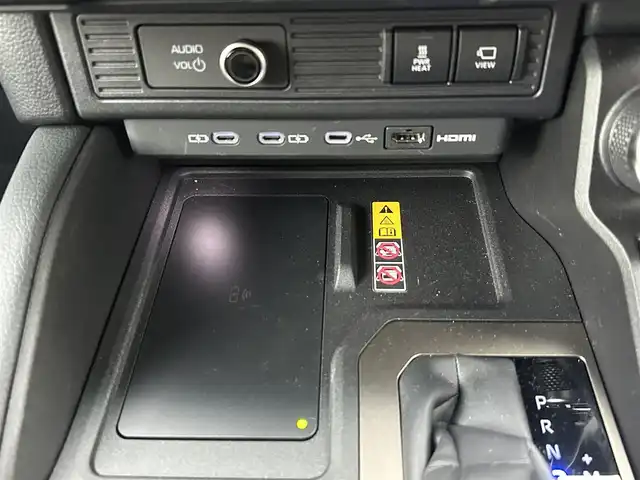 トヨタ ランドクルーザー ２５０ ZX ファーストエディション 栃木県 2024(令6)年 0.4万km プラチナホワイトパールマイカ 丸目型Bi-Beam LED ヘッドランプ（オートレベリング機能付）＋LED クリアランスランプ（おむかえ照明機能付）＆LEDデイタイムランニングランプ/マルチテレインセレクト/電動リヤデフロック/チルト＆スライド電動ムーンルーフ/デジタルインナーミラー/カラーヘッドアップディスプレイ/JBLプレミアムサウンドシステム/ToyotaSafetySense/・プリクラッシュセーフティ/・緊急時操舵支援＋フロントクロスト/ラフィックアラート［FCTA］＋レーンチェンジアシスト［LCA］/・レーントレーシングアシスト［LTA］＋レーンディパーチャー/アラート［LDA］/・レーダークルーズコントロール/・オートマチックハイビーム［AHB］/・ロードサインアシスト［RSA］/・ドライバー異常時対応システム/・プロアクティブドライビングアシスト［PDA］/・発進遅れ告知機能［TMN］/・ブラインドスポットモニター［BSM］＋安心降車アシスト［SEA］＋/後方車両接近告知＋周辺車両接近時サポート＋後方車両への接近警報＋セカンダリーコリジョンブレーキ/トヨタチームメイト/パーキングサポートブレーキ/パノラミックビューモニター/12.3インチナビ