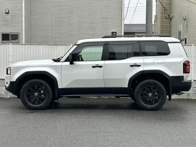 トヨタ ランドクルーザー ２５０ ZX ファーストエディション 栃木県 2024(令6)年 0.4万km プラチナホワイトパールマイカ 丸目型Bi-Beam LED ヘッドランプ（オートレベリング機能付）＋LED クリアランスランプ（おむかえ照明機能付）＆LEDデイタイムランニングランプ/マルチテレインセレクト/電動リヤデフロック/チルト＆スライド電動ムーンルーフ/デジタルインナーミラー/カラーヘッドアップディスプレイ/JBLプレミアムサウンドシステム/ToyotaSafetySense/・プリクラッシュセーフティ/・緊急時操舵支援＋フロントクロスト/ラフィックアラート［FCTA］＋レーンチェンジアシスト［LCA］/・レーントレーシングアシスト［LTA］＋レーンディパーチャー/アラート［LDA］/・レーダークルーズコントロール/・オートマチックハイビーム［AHB］/・ロードサインアシスト［RSA］/・ドライバー異常時対応システム/・プロアクティブドライビングアシスト［PDA］/・発進遅れ告知機能［TMN］/・ブラインドスポットモニター［BSM］＋安心降車アシスト［SEA］＋/後方車両接近告知＋周辺車両接近時サポート＋後方車両への接近警報＋セカンダリーコリジョンブレーキ/トヨタチームメイト/パーキングサポートブレーキ/パノラミックビューモニター/12.3インチナビ