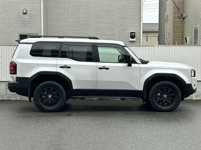 トヨタ ランドクルーザー ２５０ ZX ファーストエディション 栃木県 2024(令6)年 0.4万km プラチナホワイトパールマイカ 丸目型Bi-Beam LED ヘッドランプ（オートレベリング機能付）＋LED クリアランスランプ（おむかえ照明機能付）＆LEDデイタイムランニングランプ/マルチテレインセレクト/電動リヤデフロック/チルト＆スライド電動ムーンルーフ/デジタルインナーミラー/カラーヘッドアップディスプレイ/JBLプレミアムサウンドシステム/ToyotaSafetySense/・プリクラッシュセーフティ/・緊急時操舵支援＋フロントクロスト/ラフィックアラート［FCTA］＋レーンチェンジアシスト［LCA］/・レーントレーシングアシスト［LTA］＋レーンディパーチャー/アラート［LDA］/・レーダークルーズコントロール/・オートマチックハイビーム［AHB］/・ロードサインアシスト［RSA］/・ドライバー異常時対応システム/・プロアクティブドライビングアシスト［PDA］/・発進遅れ告知機能［TMN］/・ブラインドスポットモニター［BSM］＋安心降車アシスト［SEA］＋/後方車両接近告知＋周辺車両接近時サポート＋後方車両への接近警報＋セカンダリーコリジョンブレーキ/トヨタチームメイト/パーキングサポートブレーキ/パノラミックビューモニター/12.3インチナビ