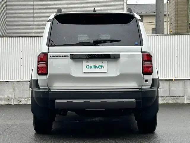 トヨタ ランドクルーザー ２５０ ZX ファーストエディション 栃木県 2024(令6)年 0.4万km プラチナホワイトパールマイカ 丸目型Bi-Beam LED ヘッドランプ（オートレベリング機能付）＋LED クリアランスランプ（おむかえ照明機能付）＆LEDデイタイムランニングランプ/マルチテレインセレクト/電動リヤデフロック/チルト＆スライド電動ムーンルーフ/デジタルインナーミラー/カラーヘッドアップディスプレイ/JBLプレミアムサウンドシステム/ToyotaSafetySense/・プリクラッシュセーフティ/・緊急時操舵支援＋フロントクロスト/ラフィックアラート［FCTA］＋レーンチェンジアシスト［LCA］/・レーントレーシングアシスト［LTA］＋レーンディパーチャー/アラート［LDA］/・レーダークルーズコントロール/・オートマチックハイビーム［AHB］/・ロードサインアシスト［RSA］/・ドライバー異常時対応システム/・プロアクティブドライビングアシスト［PDA］/・発進遅れ告知機能［TMN］/・ブラインドスポットモニター［BSM］＋安心降車アシスト［SEA］＋/後方車両接近告知＋周辺車両接近時サポート＋後方車両への接近警報＋セカンダリーコリジョンブレーキ/トヨタチームメイト/パーキングサポートブレーキ/パノラミックビューモニター/12.3インチナビ