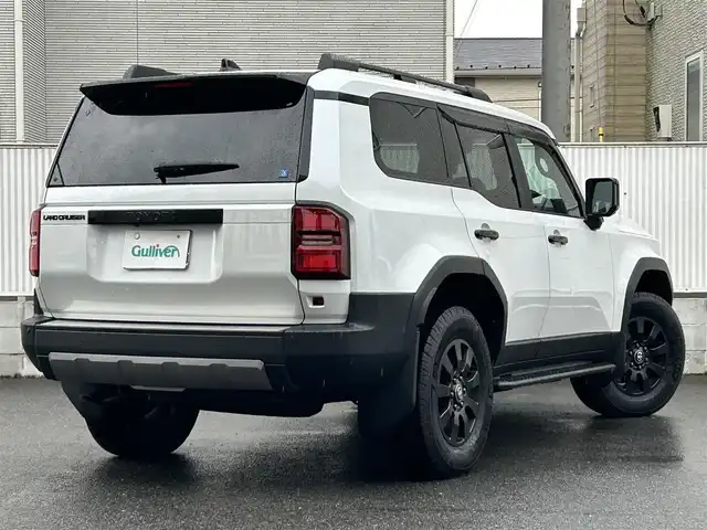 トヨタ ランドクルーザー ２５０ ZX ファーストエディション 栃木県 2024(令6)年 0.4万km プラチナホワイトパールマイカ 丸目型Bi-Beam LED ヘッドランプ（オートレベリング機能付）＋LED クリアランスランプ（おむかえ照明機能付）＆LEDデイタイムランニングランプ/マルチテレインセレクト/電動リヤデフロック/チルト＆スライド電動ムーンルーフ/デジタルインナーミラー/カラーヘッドアップディスプレイ/JBLプレミアムサウンドシステム/ToyotaSafetySense/・プリクラッシュセーフティ/・緊急時操舵支援＋フロントクロスト/ラフィックアラート［FCTA］＋レーンチェンジアシスト［LCA］/・レーントレーシングアシスト［LTA］＋レーンディパーチャー/アラート［LDA］/・レーダークルーズコントロール/・オートマチックハイビーム［AHB］/・ロードサインアシスト［RSA］/・ドライバー異常時対応システム/・プロアクティブドライビングアシスト［PDA］/・発進遅れ告知機能［TMN］/・ブラインドスポットモニター［BSM］＋安心降車アシスト［SEA］＋/後方車両接近告知＋周辺車両接近時サポート＋後方車両への接近警報＋セカンダリーコリジョンブレーキ/トヨタチームメイト/パーキングサポートブレーキ/パノラミックビューモニター/12.3インチナビ