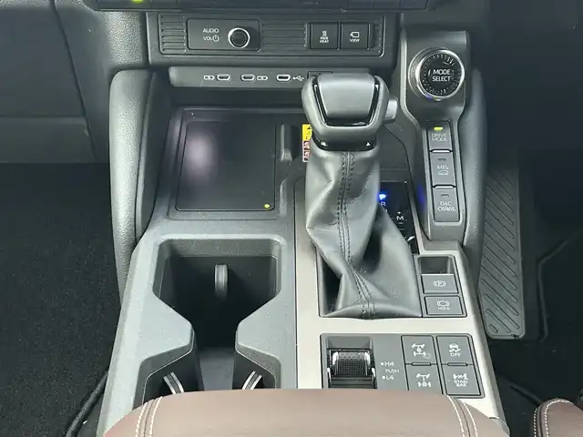 トヨタ ランドクルーザー ２５０ ZX ファーストエディション 栃木県 2024(令6)年 0.4万km プラチナホワイトパールマイカ 丸目型Bi-Beam LED ヘッドランプ（オートレベリング機能付）＋LED クリアランスランプ（おむかえ照明機能付）＆LEDデイタイムランニングランプ/マルチテレインセレクト/電動リヤデフロック/チルト＆スライド電動ムーンルーフ/デジタルインナーミラー/カラーヘッドアップディスプレイ/JBLプレミアムサウンドシステム/ToyotaSafetySense/・プリクラッシュセーフティ/・緊急時操舵支援＋フロントクロスト/ラフィックアラート［FCTA］＋レーンチェンジアシスト［LCA］/・レーントレーシングアシスト［LTA］＋レーンディパーチャー/アラート［LDA］/・レーダークルーズコントロール/・オートマチックハイビーム［AHB］/・ロードサインアシスト［RSA］/・ドライバー異常時対応システム/・プロアクティブドライビングアシスト［PDA］/・発進遅れ告知機能［TMN］/・ブラインドスポットモニター［BSM］＋安心降車アシスト［SEA］＋/後方車両接近告知＋周辺車両接近時サポート＋後方車両への接近警報＋セカンダリーコリジョンブレーキ/トヨタチームメイト/パーキングサポートブレーキ/パノラミックビューモニター/12.3インチナビ