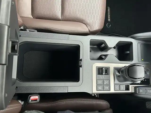 トヨタ ランドクルーザー ２５０ ZX ファーストエディション 栃木県 2024(令6)年 0.4万km プラチナホワイトパールマイカ 丸目型Bi-Beam LED ヘッドランプ（オートレベリング機能付）＋LED クリアランスランプ（おむかえ照明機能付）＆LEDデイタイムランニングランプ/マルチテレインセレクト/電動リヤデフロック/チルト＆スライド電動ムーンルーフ/デジタルインナーミラー/カラーヘッドアップディスプレイ/JBLプレミアムサウンドシステム/ToyotaSafetySense/・プリクラッシュセーフティ/・緊急時操舵支援＋フロントクロスト/ラフィックアラート［FCTA］＋レーンチェンジアシスト［LCA］/・レーントレーシングアシスト［LTA］＋レーンディパーチャー/アラート［LDA］/・レーダークルーズコントロール/・オートマチックハイビーム［AHB］/・ロードサインアシスト［RSA］/・ドライバー異常時対応システム/・プロアクティブドライビングアシスト［PDA］/・発進遅れ告知機能［TMN］/・ブラインドスポットモニター［BSM］＋安心降車アシスト［SEA］＋/後方車両接近告知＋周辺車両接近時サポート＋後方車両への接近警報＋セカンダリーコリジョンブレーキ/トヨタチームメイト/パーキングサポートブレーキ/パノラミックビューモニター/12.3インチナビ