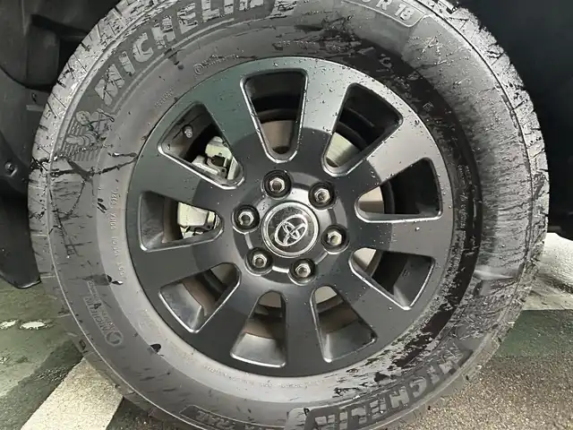 トヨタ ランドクルーザー ２５０ ZX ファーストエディション 栃木県 2024(令6)年 0.4万km プラチナホワイトパールマイカ 丸目型Bi-Beam LED ヘッドランプ（オートレベリング機能付）＋LED クリアランスランプ（おむかえ照明機能付）＆LEDデイタイムランニングランプ/マルチテレインセレクト/電動リヤデフロック/チルト＆スライド電動ムーンルーフ/デジタルインナーミラー/カラーヘッドアップディスプレイ/JBLプレミアムサウンドシステム/ToyotaSafetySense/・プリクラッシュセーフティ/・緊急時操舵支援＋フロントクロスト/ラフィックアラート［FCTA］＋レーンチェンジアシスト［LCA］/・レーントレーシングアシスト［LTA］＋レーンディパーチャー/アラート［LDA］/・レーダークルーズコントロール/・オートマチックハイビーム［AHB］/・ロードサインアシスト［RSA］/・ドライバー異常時対応システム/・プロアクティブドライビングアシスト［PDA］/・発進遅れ告知機能［TMN］/・ブラインドスポットモニター［BSM］＋安心降車アシスト［SEA］＋/後方車両接近告知＋周辺車両接近時サポート＋後方車両への接近警報＋セカンダリーコリジョンブレーキ/トヨタチームメイト/パーキングサポートブレーキ/パノラミックビューモニター/12.3インチナビ