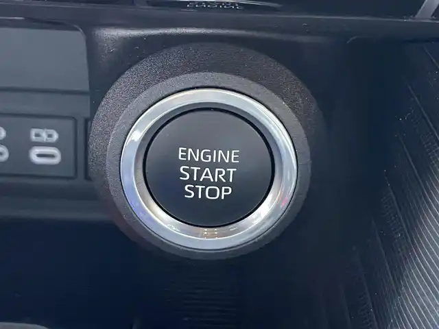 トヨタ ハリアー Z 滋賀県 2023(令5)年 0.9万km プラチナホワイトパールマイカ １２．３インチ純正ナビ/　Bluetooth/USB/Miracast/フルセグ/バックカメラ/ドライブレコーダー（前後）/前後ソナー/衝突軽減装置/ブラインドスポットモニター/電子パーキングシステム/パワーバックドア/ハーフレザー/パワーシート/ビルトインETC2.0/デジタルインナーミラー/純正19インチアルミホイール/MTモード付AT/オートホールド/オートライト/オートハイビーム