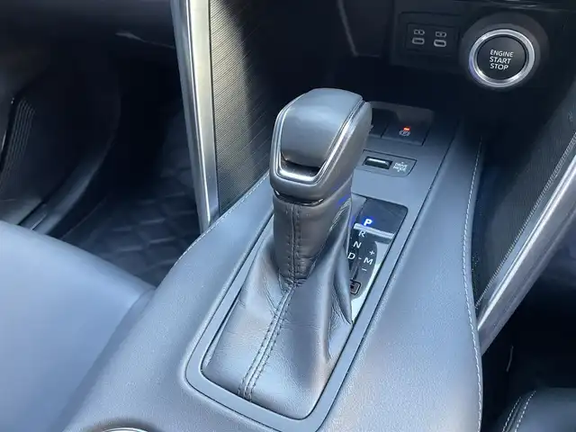 トヨタ ハリアー Z 滋賀県 2023(令5)年 0.9万km プラチナホワイトパールマイカ １２．３インチ純正ナビ/　Bluetooth/USB/Miracast/フルセグ/バックカメラ/ドライブレコーダー（前後）/前後ソナー/衝突軽減装置/ブラインドスポットモニター/電子パーキングシステム/パワーバックドア/ハーフレザー/パワーシート/ビルトインETC2.0/デジタルインナーミラー/純正19インチアルミホイール/MTモード付AT/オートホールド/オートライト/オートハイビーム