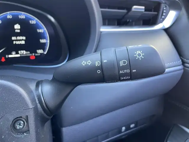 トヨタ ハリアー Z 滋賀県 2023(令5)年 0.9万km プラチナホワイトパールマイカ １２．３インチ純正ナビ/　Bluetooth/USB/Miracast/フルセグ/バックカメラ/ドライブレコーダー（前後）/前後ソナー/衝突軽減装置/ブラインドスポットモニター/電子パーキングシステム/パワーバックドア/ハーフレザー/パワーシート/ビルトインETC2.0/デジタルインナーミラー/純正19インチアルミホイール/MTモード付AT/オートホールド/オートライト/オートハイビーム