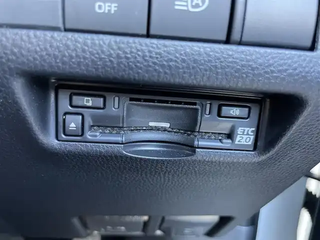 トヨタ ハリアー Z 滋賀県 2023(令5)年 0.9万km プラチナホワイトパールマイカ １２．３インチ純正ナビ/　Bluetooth/USB/Miracast/フルセグ/バックカメラ/ドライブレコーダー（前後）/前後ソナー/衝突軽減装置/ブラインドスポットモニター/電子パーキングシステム/パワーバックドア/ハーフレザー/パワーシート/ビルトインETC2.0/デジタルインナーミラー/純正19インチアルミホイール/MTモード付AT/オートホールド/オートライト/オートハイビーム