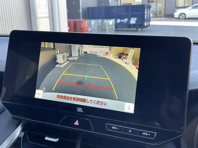 トヨタ ハリアー Z 滋賀県 2023(令5)年 0.9万km プラチナホワイトパールマイカ １２．３インチ純正ナビ/　Bluetooth/USB/Miracast/フルセグ/バックカメラ/ドライブレコーダー（前後）/前後ソナー/衝突軽減装置/ブラインドスポットモニター/電子パーキングシステム/パワーバックドア/ハーフレザー/パワーシート/ビルトインETC2.0/デジタルインナーミラー/純正19インチアルミホイール/MTモード付AT/オートホールド/オートライト/オートハイビーム