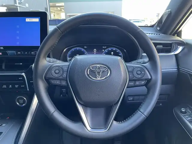 トヨタ ハリアー Z 滋賀県 2023(令5)年 0.9万km プラチナホワイトパールマイカ １２．３インチ純正ナビ/　Bluetooth/USB/Miracast/フルセグ/バックカメラ/ドライブレコーダー（前後）/前後ソナー/衝突軽減装置/ブラインドスポットモニター/電子パーキングシステム/パワーバックドア/ハーフレザー/パワーシート/ビルトインETC2.0/デジタルインナーミラー/純正19インチアルミホイール/MTモード付AT/オートホールド/オートライト/オートハイビーム