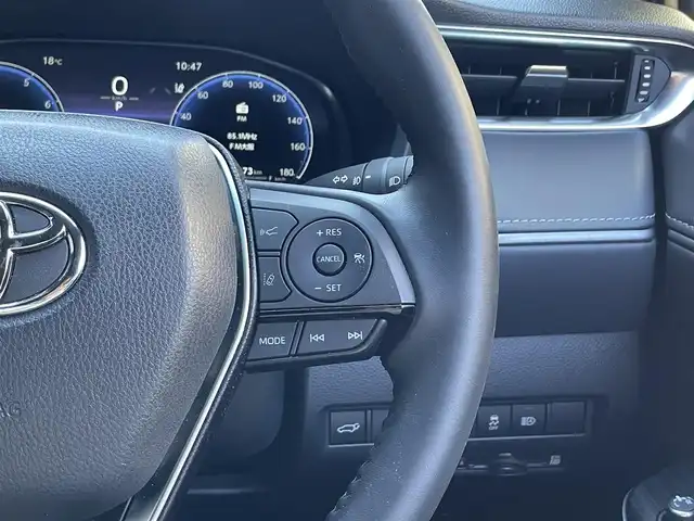 トヨタ ハリアー Z 滋賀県 2023(令5)年 0.9万km プラチナホワイトパールマイカ １２．３インチ純正ナビ/　Bluetooth/USB/Miracast/フルセグ/バックカメラ/ドライブレコーダー（前後）/前後ソナー/衝突軽減装置/ブラインドスポットモニター/電子パーキングシステム/パワーバックドア/ハーフレザー/パワーシート/ビルトインETC2.0/デジタルインナーミラー/純正19インチアルミホイール/MTモード付AT/オートホールド/オートライト/オートハイビーム